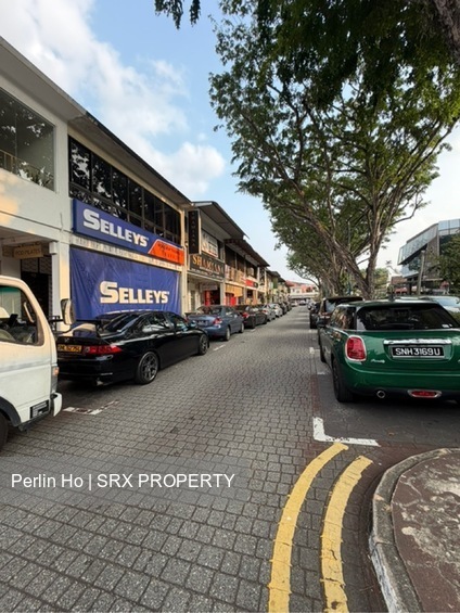 Maju Avenue (D19), Retail #635915631